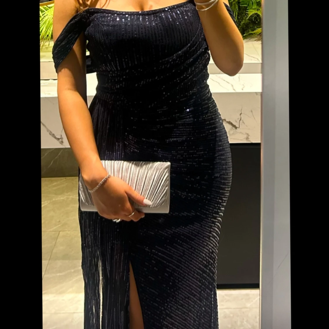 Mörkblå glittrig långklänning med slits - 1