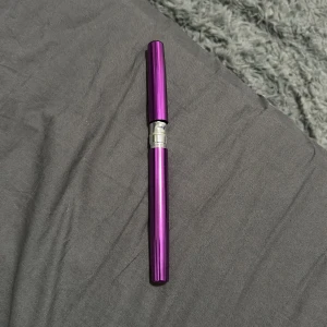 Penrod  - Bilderna visar ett teleskopiskt fiskespö i metalliclila färg med tillhörande rulle. Perfekt för dig som vill ha ett smidigt och portabelt spö att ta med på äventyr. Passar både nybörjare och erfarna fiskare som vill sticka ut med en snygg design. Lätt att packa ner och använda när som helst. Säljer penrod som använts 1 gång och köpt för 250kr. Kommer utan lina men enkelt att spola på. Toppöglan är av men det gör inte så mycket, enkelt att montera ny och klarar sig utan NOTERA ATT TOPPÖGLAN ÄR AV