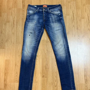 Jack & Jones jeans - Sköna Jack n jones jeans jeans i modellen slim Glenn. Väldigt feta köpta i Italien förra hösten🙌. Kom med frågor och bud😁  