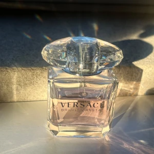 Versace Bright Crystal parfym 30ml - Säljer Versace Bright Crystal parfym som inte kommer till användning🌺 den rymmer 30 ml och mer än hälften är kvar!