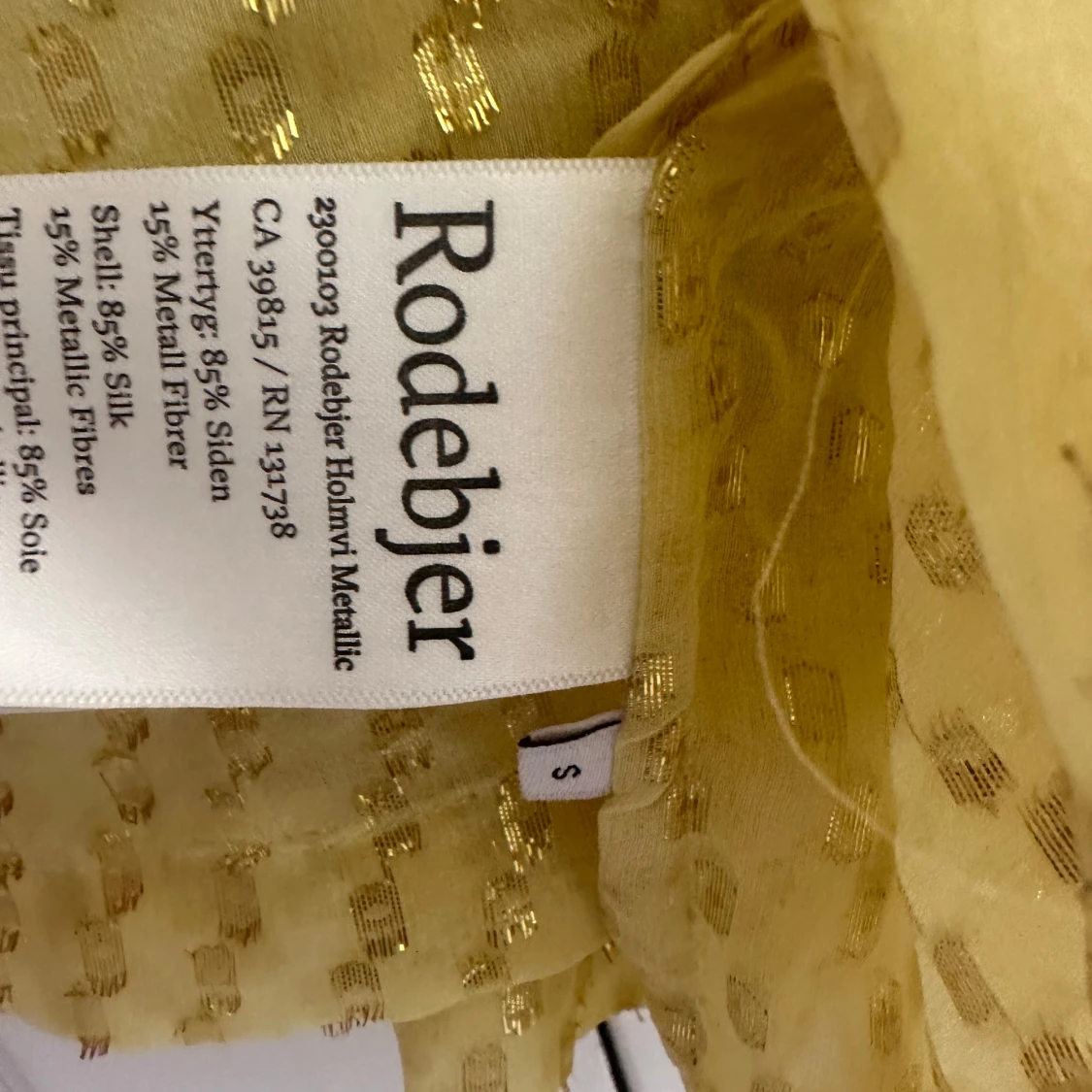 Gul blus med glittriga detaljer från rodebjer - 2