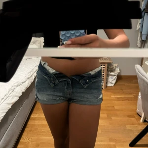 Jeans shorts - Jättefina shorts som tyvärr inte kommer till användning. de är typ midwaist då jag gillar mer low därav jag vikt ner midjekanten. de är i storlek 38 men tycker mer att de sitter som 36. jag har knappt använt de. 