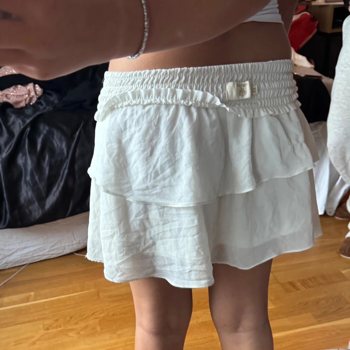 Vit volangkjol med smock i midjan - 1