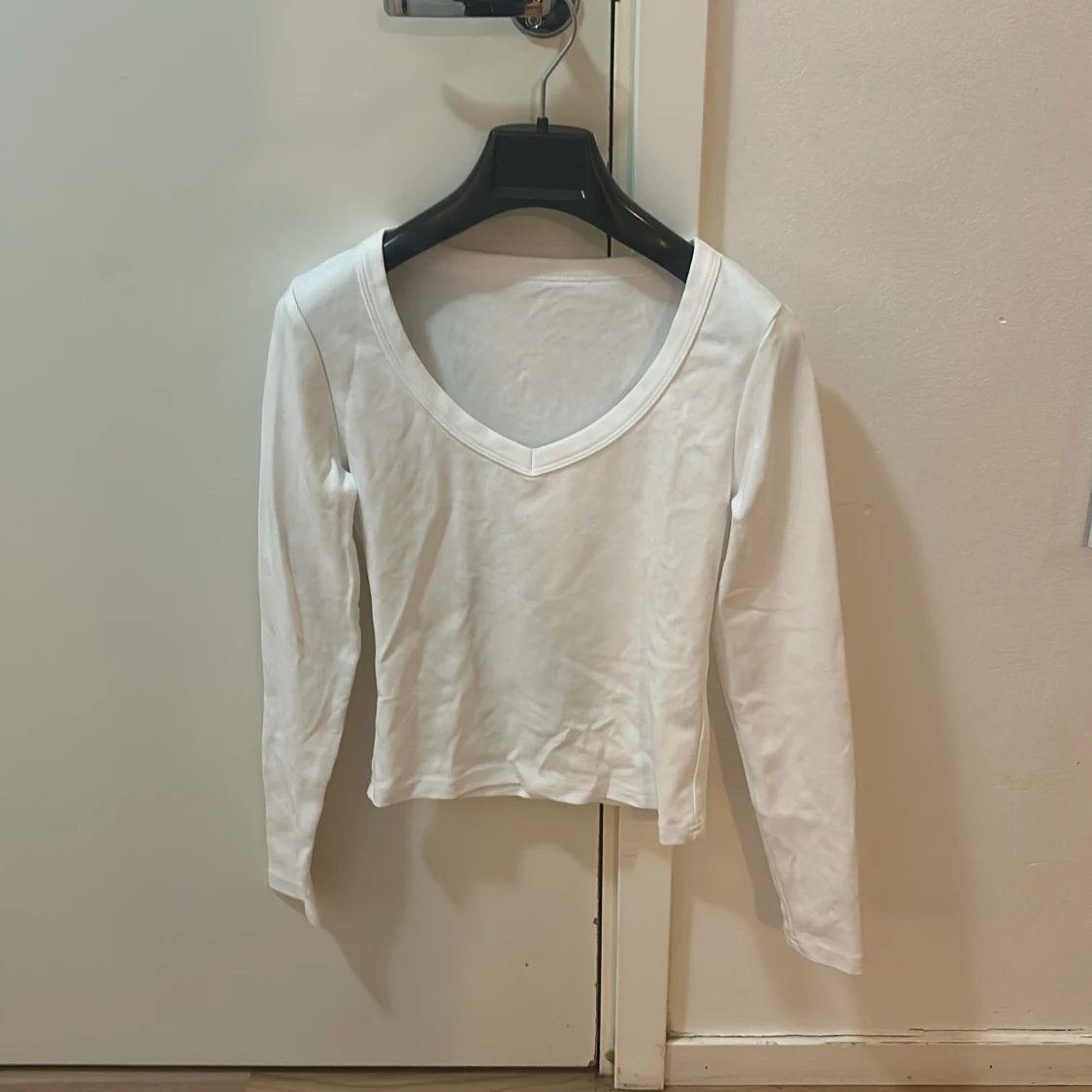 Vit långärmad v-ringad topp
