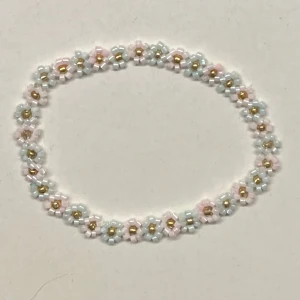 Pastellfärgat pärlarmband med blommor - Hemgjort armband med små pärlor i pastellfärgerna turkos, rosa och guld formade som blommor. Perfekt accessoar för att ge din outfit en färgglad touch i sommar! Kan såklart göras i andra storlekar och färger💓💓               Obs! -guldpärlorna kan tappa sin färg om de tvättas mycket i vatten.
