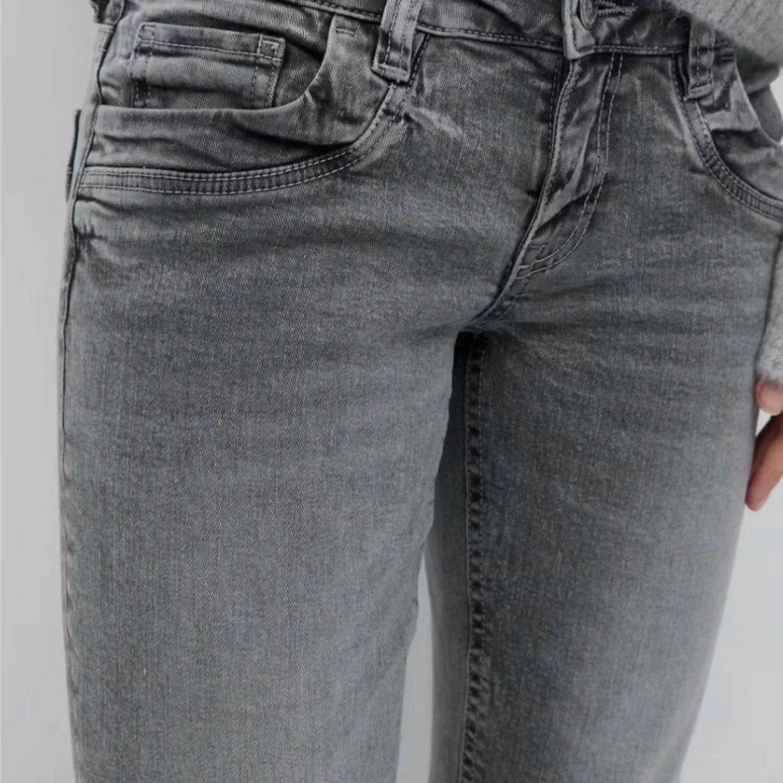 Grå bootcut jeans med tvättad look - 2