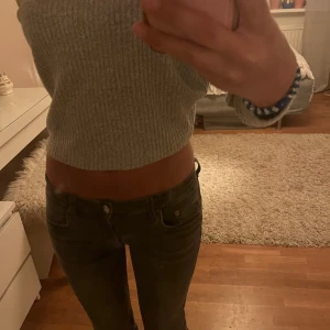 Gråa jeans från Gina Tricot - Säljer ett par svarta bootcut jeans från Gina Young i storlek 152. Säljer då de är för korta, tar emot prisförslag🙌🏻💞