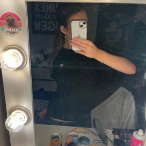 Svart långärmad tröja från FILA - Svart långärmad tröja från FILA i bomull med liten logga på bröstet. Enkel och stilren design med rund halsringning, perfekt till jeans eller kjol. Skön passform och klassisk look som funkar året runt.