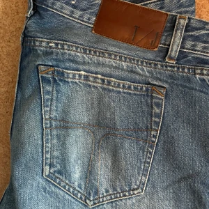 Tiger Of Sweden jeans - Snygga blå jeans från Tiger Of Sweden med slitna detaljer och skinny passform. Jeansen är lite stretchiga och är i 9/10 skick. Skriv för fler bilder eller frågor