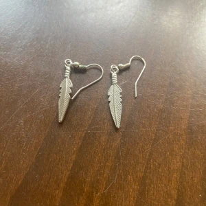 Fjäderörhängen - Silvriga örhängen som föreställer fjädrar. Fint skick! 