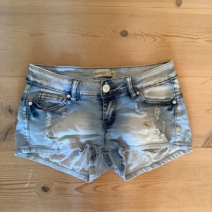 Ljusblå lågmidjade jeansshorts  - Supercoola lågmidjade jeansshorts. Använda en gång. 38cm rakt över. Hör av er vid fler frågor💕