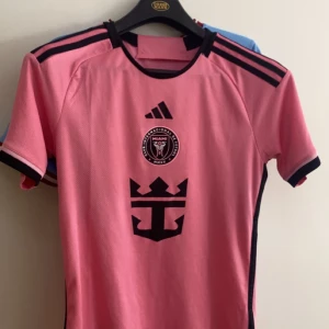 Inter Miami Messi tröja rosa M - Inter Miami CF fotbollströja i rosa med svarta detaljer, Messi 10 på ryggen. Slim fit-modell med storlek M, men passar mer S. 