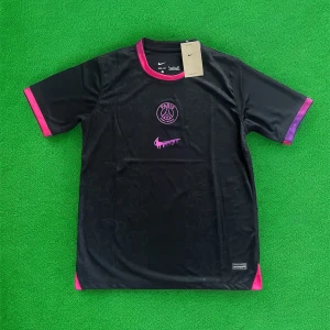 PSG x Nike svart fotbollströja - Snygg svart Paris Saint-Germain fotbollströja från Nike med rosa detaljer och klubbmärke på bröstet. Tröjan har korta ärmar, rosa och lila muddar samt diskret mönster i tyget. Tillverkad i lätt och ventilerande Dri-FIT-material.