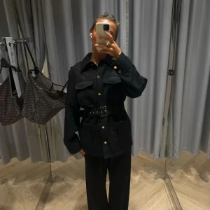 Svart jacka med bälte och guldknappar - Säljer denna fina jackan ifrån h&m i storlek S