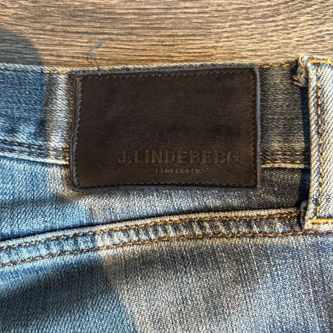 Jeans från J.Lindberg m slitningar - 3