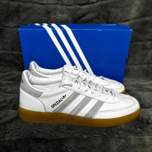 Adidas spezial skor - Hej säljer nu mina fina Adidas spezial skor i storlek 42 2/3. De är helt nya (använda en gång) och kommer vara otroligt snygga på sommaren. Nypris cirka 1300kr! Vi kommer att sälja liknande produkter nu i sommar så glöm inte följa profilen!🌊🍾