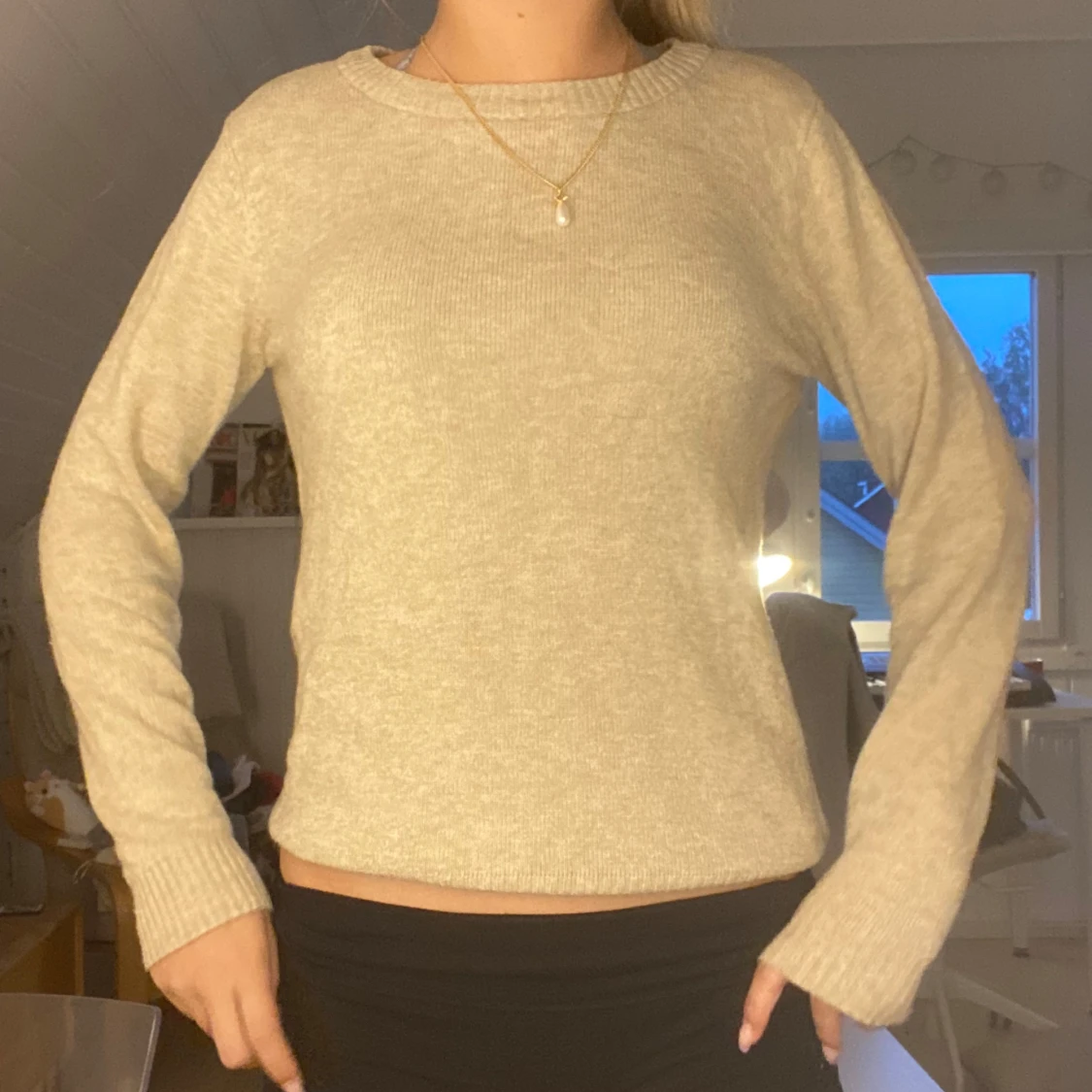 Beige stickad tröja med rund hals - 3