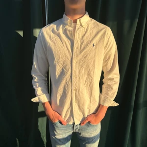 Ralph lauren skjorta  - Säljer denna sjukt snygga Ralph lauren skjortan till riktigt bra pris! Modellen är 186 cm lång och väger 75 kg