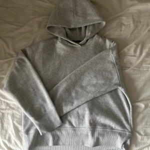 Grå hoodie - Säljer en grå hoodie som är tyvärr liten för mig❤️