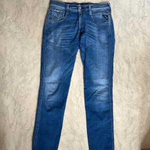Replay Anbass jeans  - Replay anbass jeans 30/34 i använt skick, har lite färg på höger sida men går att ta bort i tvätt. Därav det låga priset, först till kvarn!