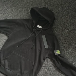Stone Island hoodie - Säljer denna Stone Island hoodie för den var för liten Tyvär