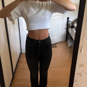 Svarta högmidjade jeans med bootcut - Säljer ett par svarta jeans med hög midja och bootcut-snitt från ginatricot🙏🏼💕