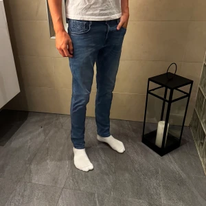 Replay jeans - Säljer ett par Replay Hyperflex jeans. Perfekta för dig som gillar en stilren fit.