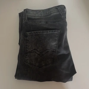 Mörk grå replay jeans  - Jag säljer dessa jeans då jag tycker att de sitter för stort på mig. De här jeansen är från replay och är i modellen anbass (slim). Storleken är 31 men de är däremot lite större i storleken. De är knappt använda och har därför inga defekter. De har dessutom inga större tecken på användning. Hör av dig vid fler frågor och funderingar.