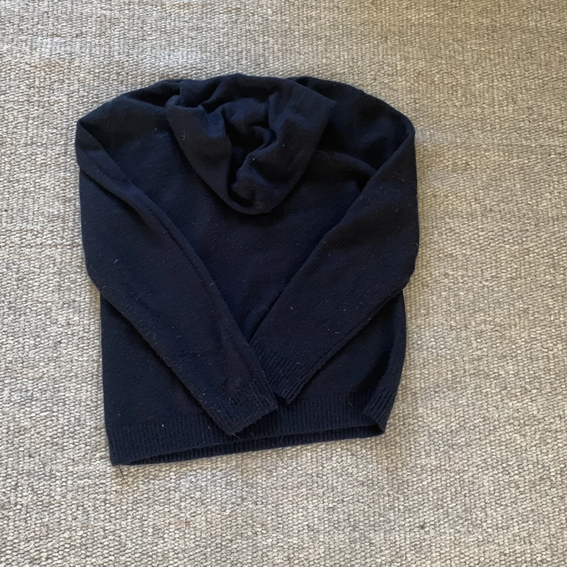 Marinblå hoodie från H&M i stickat material