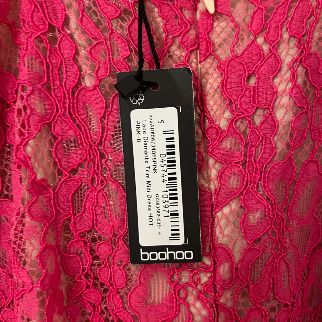 Rosa spetsklänning med pärldetaljer - 4