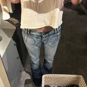 Lågmidjade bootcut jeans i blå denim - Säljer ett par blå lågmidjade bootcut jeans med slitningar och markerade sömmar. Köpte på vinted för 750kr men de va tyvärr för stora🌟✨✨
