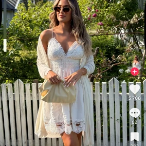 Vit sommarklänning - Säljer min snygga vita sommarklänning från Zara. Broderad. Knapp använd. Kom privat för frågor🥰💗