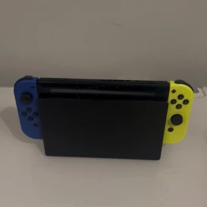 Nintendo Switch med spel - 1500kr om ni vill ha spelen inkluderade (kolla min profil för att se vilka spel som finns) Har lite repor på framsidan av skärmen annars är den i bra skick 