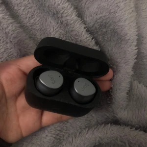 Jays-m Seven True Wireless Earpods  - I mycket gott skick, har inte använts sedan jag har en annan, laddare ingår.