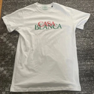Vit t-shirt från Casablanca - Vit t-shirt från Casablanca aldrig använd passar både xs och s