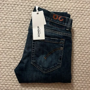 Dondup  - Snygga mörkblå tighta jeans från Dondup med slitningar perfekt när du börjar skolan och vi går mot lite kyligare tider. Kvitto och tag finns, nypris 3399kr.