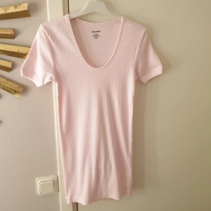 Rosa tshirt  - Skulle säga att den är mer som en small.
