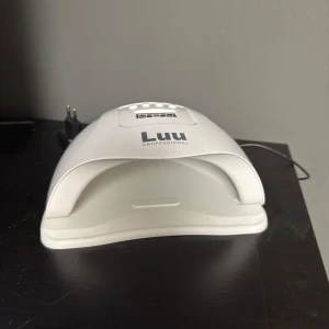 Uv lampa  - Uv lampa som knappt är använd , finns inga tecken på användning . Köpt för 600kr 