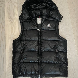 Moncler väst - Tjena, säljer nu denna moncler väst!! Den är storlek XL men den passar bättre som L! Den är äkta och har kvitto!