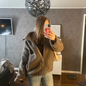  teddyjacka  - Brun Teddy jacka från hm💘 knappt använd och inga defekter alls!