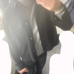 Svart jeans jacka från Vero Moda - Fin svart jeans jacka från Vero Moda i storlek S. Denna passar även XS om man vill ha den lite större. Använd ett fåtal gånger förra våren/sommaren. Passar bra som tunnare höst/vår jacka.