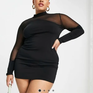 Svart meshklänning First Distraction - Svart kort klänning från First Distraction med långärmade meshdetaljer och hög hals. Tight passform och genomskinliga partier upptill och på ärmarna ger en edgy vibe. Nyttskick, köpt från ASOS för ca 400kr. Storlek: UK20 / EU48