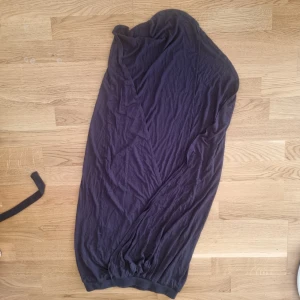 Svart långkjol från Urban Classics - Svart långkjol från Urban Classics i mjukt bomullstyg. Kjolen har omlott-look och resår i nederkanten för en avslappnad vibe. Perfekt för dig som gillar enkel och stilren design. Framhäver benen otroligt fint!