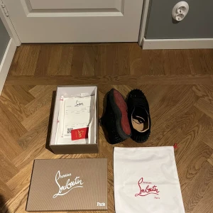 Louboutin skor  - Skorna är i väldigt bra skick måste bara tvättas lite. Vid minsta fundering skriv! Pris ej hugget i sten! (Allt på bilden medföljer) storleken är 43/44
