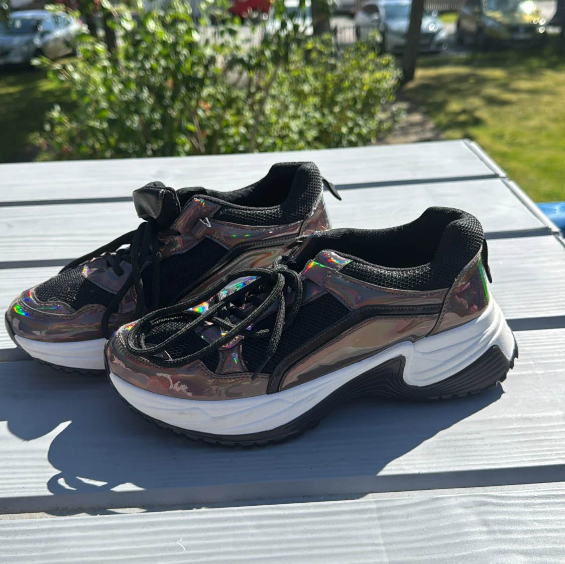 Chunky svarta sneakers med holografiska detaljer - 2