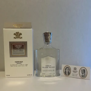 Creed Virgin Island Water 100ml - Lyxig parfym från Creed, Virgin Island Water, 100ml. Flaskan är transparent med silverfärgad metallkork och elegant etikett. Kommer med originalkartong och äkthetskort. Doften är fräsch och tropisk, perfekt för dig som gillar exklusiva och unika parfymer.