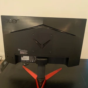 Pc skärm - Det är en acer som funkar jätte bra men den har bara använts några gånger som den är i nästan nytt skick.
