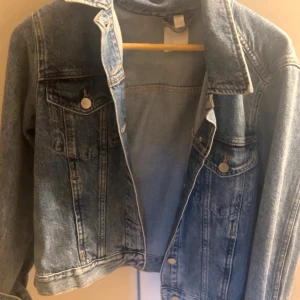 Klassisk blå jeansjacka - Ozersized jeansjacka från HM, aldrig använd💕💕🥰