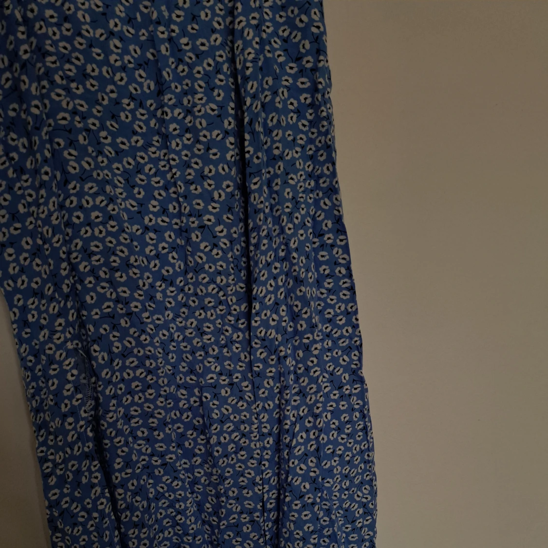 Blå blommig långkjol