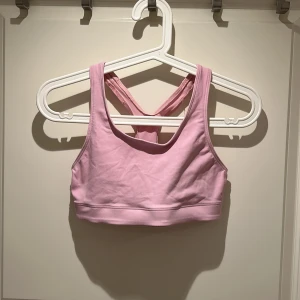 4 träningstoppar  - Två rosa sporttoppar en ljusrosa och en mörkrosa, pluss två svarta sporttoppar. Alla i skönt material. 